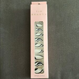 Tip Beauty Black and White Press-On Nails